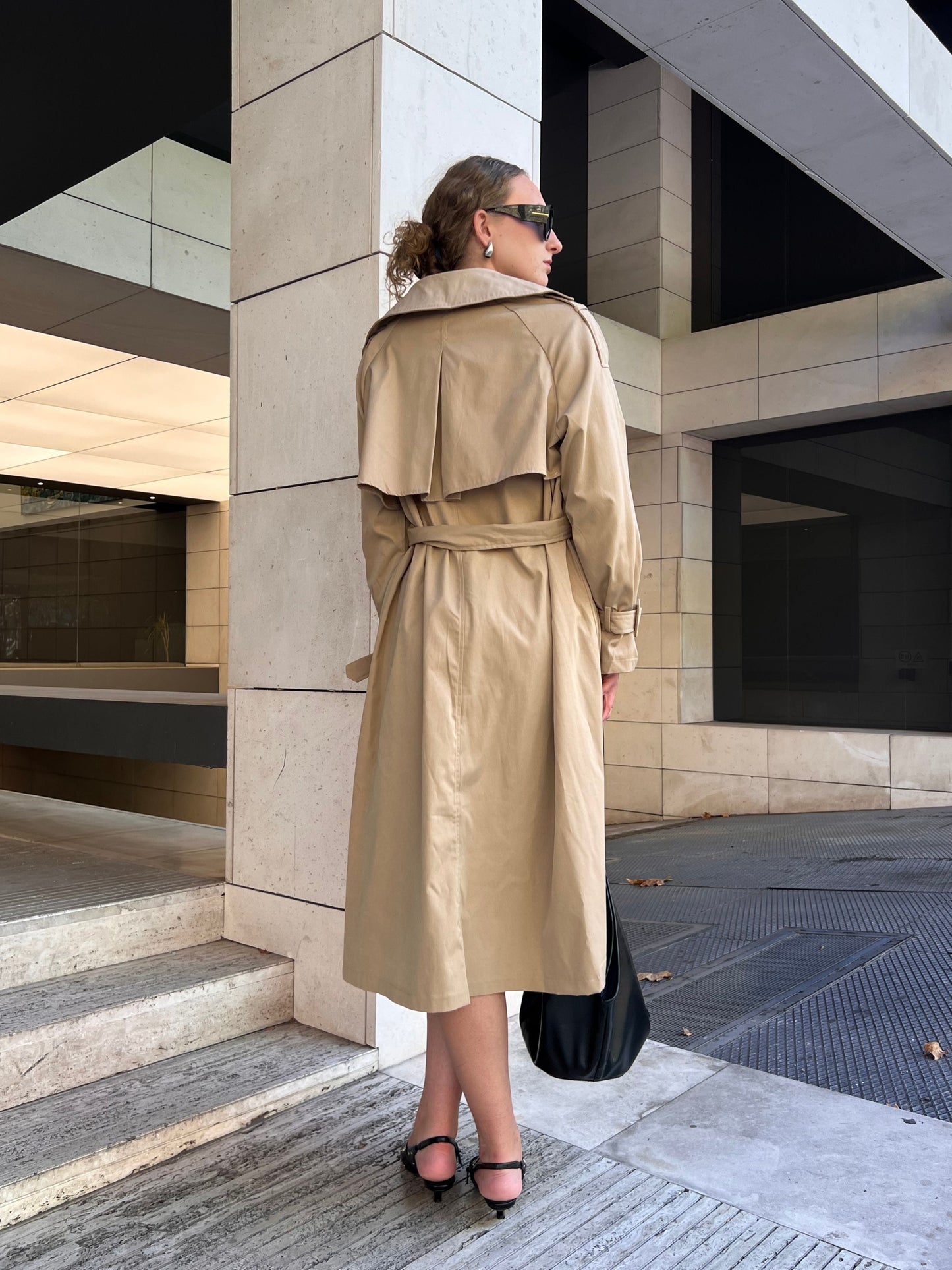 Trench Clásico Camel – Elegancia Atemporal para el Día a Día | Isabel Herrera