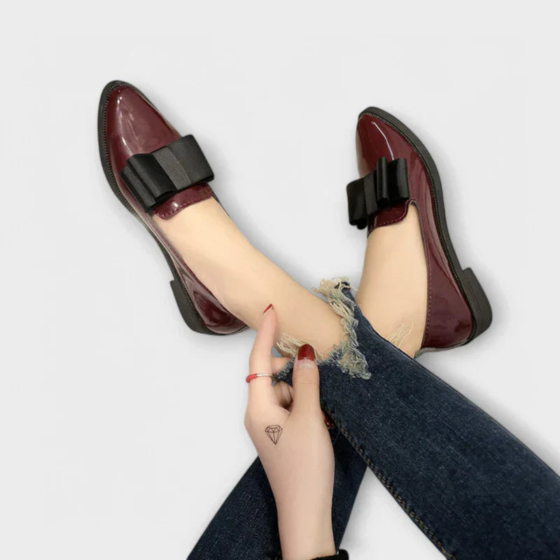 Mocasines de Charol con Lazo XL: Elegancia en cada paso