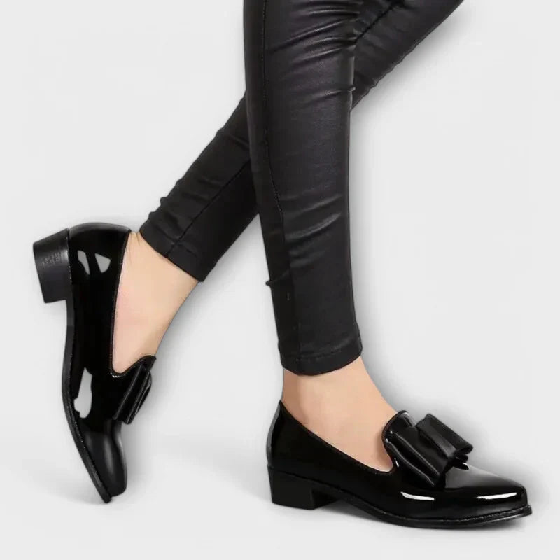 Mocasines de Charol con Lazo XL: Elegancia en cada paso
